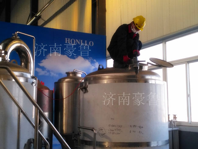 工人在認(rèn)真的焊接設(shè)備接口 工人在認(rèn)真的焊接設(shè)備接口